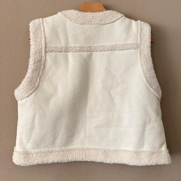 NWT Altar'd State Jailyn Sherpa Trim Cropped Vest Size L - Picture 4 of 6